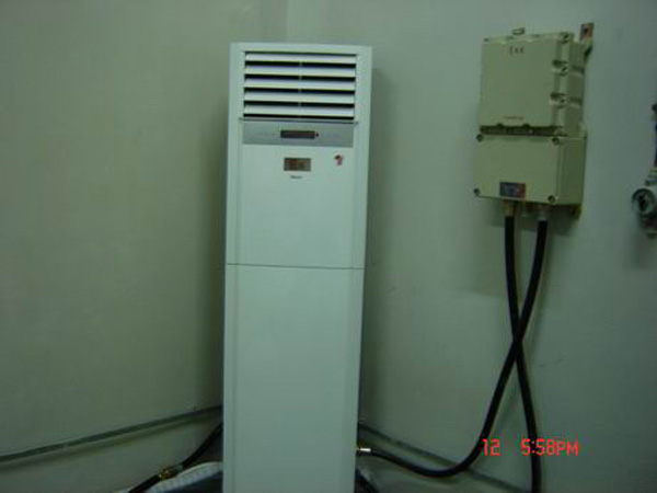 �������{